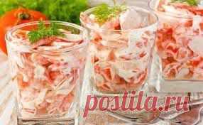 Очень легкий, быстрый и вкусный «Салат с крабовыми палочками, помидорами и чесноком»