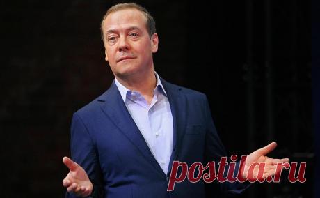 Медведев призвал «открыто и тайно» помогать оппозиционерам на Западе. Представители несистемной оппозиции в западных странах могут «радикально оздоровить политический ландшафт», поэтому их следует поддерживать.