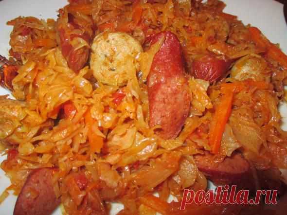 капуста тушеная с сосисками.