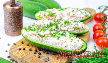 Огурцы, фаршированные творогом - Лайфхакер
