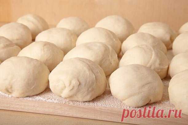 #рецепты 
7 видов теста
1. Тесто для пиццы.

Попробуйте приготовить вкусную и ароматную пиццу на тонком хрустящем корже — вы удивитесь, как это просто. Но для начала запомните несколько базовых правил:
Обязательно просеивайте муку — это насытит ее кислородом и сделает тесто мягким и воздушным.
Для теста используйте только качественные дрожжи, иначе тесто плохо поднимется и будет иметь неприятный пивной запах.
Дрожжевое тесто не терпит сквозняков, так что тщательно закройте...