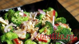 Новый и очень вкусный салат из капусты брокколи, рецепт которого я увидела в передаче «Званый ужин». Приготовила дома на праздник такой салатик, разошелся на ура. Такой яркий, красочный,...