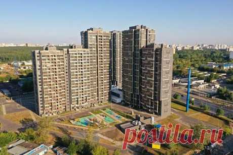 Известный актер сравнил спальный район Москвы с микрорайонами Италии. Известный российский актер и ювелир Константин Крюков сравнил московский район Чертаново с микрорайонами Италии. По мнению звезды, он совершенно удивителен в плане урбанистики. «Он очень концептуальный, там интересное устройство внутренних дворов, где-то мне это даже напоминало микрорайоны Италии», — отметил он.