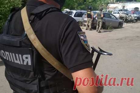 На Украине ликвидировали управляемую из России преступную группировку. В Сумской области сотрудники Службы безопасности Украины (СБУ) задержали членов организованной преступной группировки (ОПГ), занимавшейся рэкетом. По данным ведомства, ей управляли «воры в законе» Сухумо-кутаисского клана, часть из которых находятся на территории России.