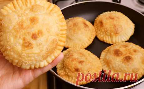 Соединяем муку с сыром и через 10 минут ставим на стол выпечку вкуснее чебуреков