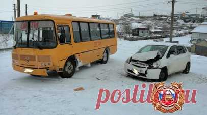Автобус с 15 школьниками попал в ДТП на Курилах. Школьный автобус, в котором находились 15 детей, столкнулся с легковым автомобилем в посёлке Южно-Курильск на острове Кунашир, заявило УГИБДД по Сахалинской области. Читать далее
