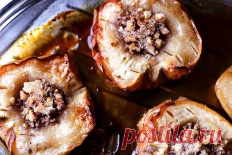 Вкусные десерты с яблоками: простые рецепты
Птица – курица, поэт – Пушкин, фрукт – яблоко. Самая популярная ассоциация неслучайна, из яблок можно сделать много десертов.

Рецепты сладких блюд можно найти в каждой кулинарной книге. Мы собрали самые вкусные и интересные, от простого быстрого штруделя до торта с нежным фруктовым кремом.