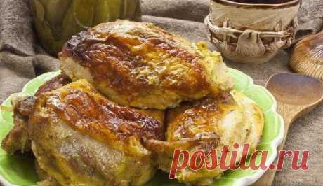 Курица в кефире &quot;Чтоб мы так жили!&quot; Отличный рецепт запеченной курицы с кефиром и набором пряных приправ. Предварительно замоченная куриная грудка в кефире со специями делает мясо бесподобно мягким, сочным и вкусным...Курица - тушка весом 1,6 кг,Кефир - 500 млЛук репчатый - 1 шт. Паприка - 1 ч.л. Соль - 1 ч.л. Смесь перцев - 1 щепотка,  Сухой укроп - 1 щепотка. ...