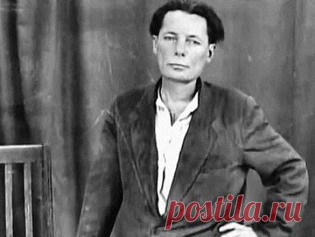 Вениамин Вайсман: история самого наглого афериста в СССР Общеизвестный литературно-киношный прохвост Остап Бендер советскому аферисту 40-х годов Вениамину Вайсману и в подметки не годится – неутомимый выдумщик из Житомира водил за нос министров СССР, его обману верили даже члены ЦК ВКП(б). Следствие установило, что за 1946 – 1947 годы Вайсман обманным путем получил в разных союзных министерствах 56 тысяч рублей наличными и промтовары на многие тысячи рублей.