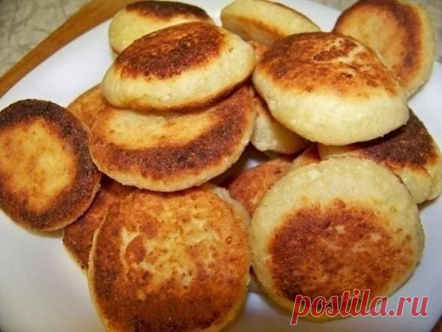 Завтрак должен быть вкусным, сытным и полезным. В таком случае всегда выручат пышные сырники с манкой.