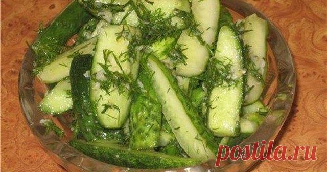 Секретный рецепт обалденных огурцов «Пальчики оближешь»

Ингредиенты:
4 кг огурцов,
1 пучок петрушки,
1 ст. (200 г) подсолнечного масла,
1 ст. 9% столового уксуса,
80 г соли,
1 ст. сахара,
1 дес. л. черного молотого перца,
1 головка чеснока.

4 кг огурцов небольшого размера. Моем. Можно слегка обрезать хвостики и носики. Огурчики, которые побольше, разрезаем вдоль на 4 части. Те, что поменьше, разрезаем вдоль пополам. 

Складываем подготовленные огурцы в кастрюлю. Мелко на...