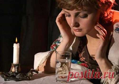 Вышептывание на воду от болезней

Вода природная (родник/колодец).
Обращаемся к родным Богам--
«Боже Свароже,
и ты, Матушка Лада,
и вы, Боги Славные,
в помощь мне станьте!
Алатырь Святой на голову возлагать,
на грудь и на плечи класть,
чтоб не вредило Солнцу, Воде, Земле, Мечу,
дверям, стенам, столам и всем православным.
Боже Свароже, помоги, болезнь всяческую и злой дух отгони!»

Посадить человека к себе спиной. Перед ним тазик.
Льем воду на него, читаем--

Уходи вся боль...