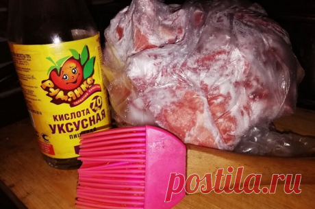 Как разморозить крупный кусок мяса в три раза быстрее. Не микроволновка и не горячая вода
Я всегда стараюсь замораживать мясо небольшими кусочками. В этом есть логика — мясо и замораживается быстрее, а значит и на размораживание потребуется меньше времени. А что делать, если мясо заморожено крупным куском? На разморозку потребуется несколько часов, никак не меньше. А готовить-то нужно. Не через...
Читай пост далее на сайте. Жми ⏫ссылку выше