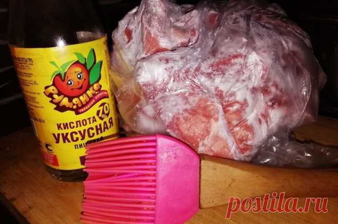 Как разморозить крупный кусок мяса в три раза быстрее. Не микроволновка и не горячая вода
Я всегда стараюсь замораживать мясо небольшими кусочками. В этом есть логика — мясо и замораживается быстрее, а значит и на размораживание потребуется меньше времени. А что делать, если мясо заморожено крупным куском? На разморозку потребуется несколько часов, никак не меньше. А готовить-то нужно. Не через...
Читай пост далее на сайте. Жми ⏫ссылку выше