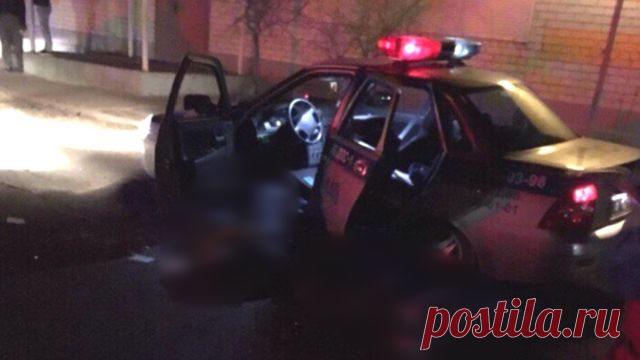 Появилось фото с места расстрела полицейских в Астрахани В распоряжении РЕН ТВ появились фото с места расстрела полицейских в Астрахани. На кадрах видно, как на дороге около патрульной машины лежат тела убитых правоохранителей.

Напомним, что полицейские пр…