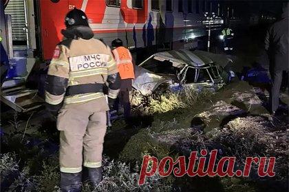 Пассажирский поезд протаранил автомобиль с человеком в России