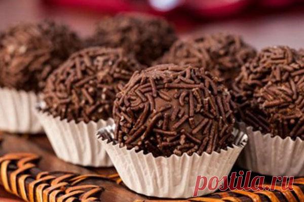 Очень вкусный шоколадный десерт Бригадейро. Всего из 3 ингредиентов - Кулинарная страница

Бригадейро – это бразильское лакомство, а точнее, шоколадные конфетки с начинкой. Всего 3 ингредиента, но получается очень вкусно.