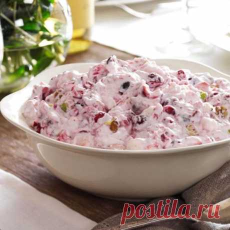 👌 Фруктовый салат с клюквой и грецкими орехами, рецепты с фото Прекрасный фруктовый салат, который подойдёт для любого праздника. Не важно, день рождения или Новый год — этот салат всегда сработает на ура. Ключевыми ингредиентами здесь являютс...