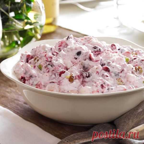 👌 Фруктовый салат с клюквой и грецкими орехами, рецепты с фото Прекрасный фруктовый салат, который подойдёт для любого праздника. Не важно, день рождения или Новый год — этот салат всегда сработает на ура. Ключевыми ингредиентами здесь являютс...
