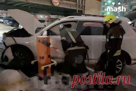 В Москве машина рухнула с четвертого этажа парковки и попала на видео. В Москве с четвертого этажа парковки в Митино рухнул Volkswagen Touareg. На кадрах очевидцев видно, что автомобиль упал на шлагбаум. На участке парковки, с которого вылетел Volkswagen, повреждены ограждения. На месте происшествия работают спасатели и врачи.