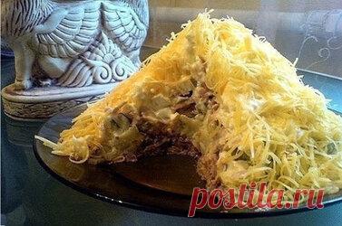 Салат Египетская пирамида с печенью трески Ингредиенты:  Печень трески — одна банка (230грм),  картофель — 2шт,  соленный огурец — 3шт,  яблоки кислых сортов — 2шт,  яйца — 2шт,  твёрдый сыр -100грм. Салат выкладываем слоями:  1-й слой печень трески, майонезом не поливаю печень и так сочная; 2-й слой картофель, трём на крупной тёрке,немного присыпаю чёрным молотым перцем для пикантности и поливаю майонезом; 3-й слой соленные огурцы, режу мелкими кубиками и поливаю майонезо...