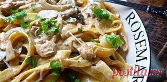 Паста тальятелле с соусом из курицы и грибов Главное правило любой пасты – она должна быть «аль денте» (слегка недоваренной). Если ее переварить, получится макаронная каша, назвать которую словом «паста» — кощунство чистой воды. Кстати, соуса тоже должно быть достаточно, иначе сваренная паста будет суховатой и есть ее будет неприятно. Вам потребуется: 100 г (4 гнезда) пасты тальятелле + вода для варки; 1 ст. л. оливкового масла; 1 зубчик чеснока (мелко нарезанный или пропу...