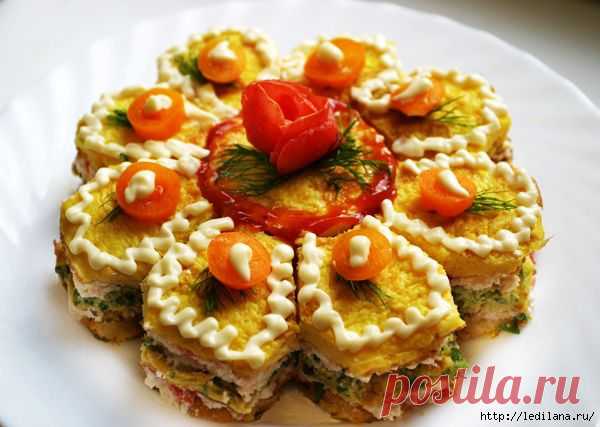 Закусочный тортик с кремом из отварной на пару семги и авокадо, покрытый сверху разварным рисом, подкрашенным шафраном, и украшенный постным майонезом.

Монахи Свято-Троицкой Сергиевой Лавры кормятся со своей монастырской кухни, имеющей давние традиции.
Кухня монастыря не только готовит ежедневную монашескую пищу насущную, но и заготавливает различные продукты для монашеского питания (соленья, маринады, копченья, варенья, вяление, сушка и др.) по своим проверенным веками рецептам.