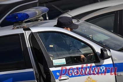 Полиция задержала двоих россиян за кражу запчастей из каршеринговых авто. В Екатеринбурге полиция задержала владельца фирмы по аренде автомобилей для такси и его подельника за кражу запчастей из каршеринговых машин. Сообщники снимали авто, отъезжали на них в безлюдные места и похищали колеса, а также детали интерьера. После этого они заменяли украденные запчасти на старые.