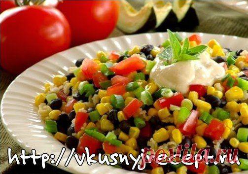 Салат «Фиеста». Этот вкусный витаминный салат быстро готовится, получается сытным и, в то же время, малокалорийным. А своим весёлым видом отлично поднимает настроение. Рецепт здесь: