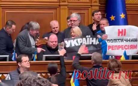 Сторонники Порошенко заблокировали трибуну Рады после введения санкций. Сторонники Порошенко заблокировали трибуну Верховной рады с плакатами: «Нет диктатуре» и «Нет политическим репрессиям». Накануне власти страны ввели санкции против бывшего президента Украины