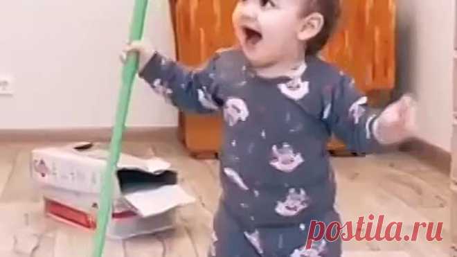 Супер карапуз! И очень весёлый!
