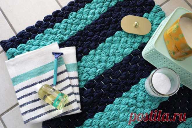 Как сделать коврик в ванную своими руками? Пошаговые инструкции. Коврики в ванную своими руками из пакетов, полотенец, гальки, пробок, помпонов или старых вещей. Подборка видео-инструкций. Фото необычных ковриков.