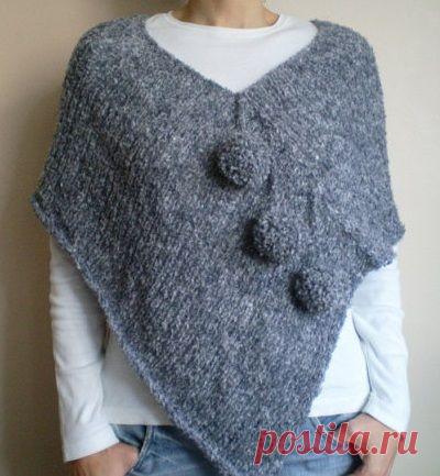 El poncho es una prenda muy confortable, con la ventaja de que uno se ahorra tejer las mangas y, más importante aún, que abriga una barbaridad. Claro que ofrece cierta versatilidad, pues puede real…