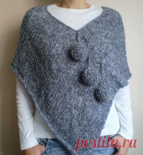 El poncho es una prenda muy confortable, con la ventaja de que uno se ahorra tejer las mangas y, más importante aún, que abriga una barbaridad. Claro que ofrece cierta versatilidad, pues puede real…