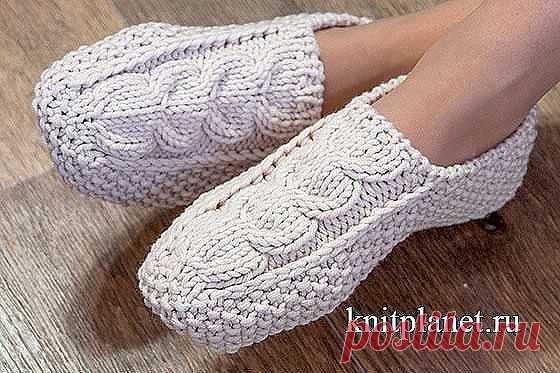 Следки-тапочки спицами Marta
Описание модели
Следки-тапочки связаны спицами узором Рис (Мох). Мысок связан узором Коса. По верхнему краю тапочек резинка 1 х 1. Тапочки вяжутся от резинки, затем мысок, боковая часть и подошва. Следки-тапочки вяжутся двумя спицами на леске. Но короткие носочные спицы вам все же пригодятся  для вязания косы и для вспомогательных операций. Есле вам удобнее, можно вязать на носочных спицах распределив петли так, как это показано на фотографии н...