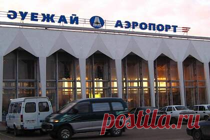 Аэропорт Уральска назвали в честь женщины — Героя Советского Союза. В Казахстане аэропорт города Уральска назвали в честь Маншук Маметовой — первой казахской женщины, получившей звание Героя Советского Союза. Маметова родилась и жила в ауле Жиеккум примерно в 500 километрах от Уральска, а прославилась в боях за освобождение города Невель во время Великой Отечественной войны.