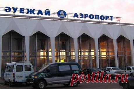 Аэропорт Уральска назвали в честь женщины — Героя Советского Союза. В Казахстане аэропорт города Уральска назвали в честь Маншук Маметовой — первой казахской женщины, получившей звание Героя Советского Союза. Маметова родилась и жила в ауле Жиеккум примерно в 500 километрах от Уральска, а прославилась в боях за освобождение города Невель во время Великой Отечественной войны.