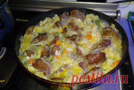 Пошаговый рецепт куриной печени с овощами на сковороде в сметанном соусе