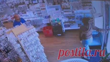 Воровка вернулась в ограбленный магазин, чтобы забрать забытый телефон. В США воровка вернулась в ограбленный магазин, чтобы забрать свой забытый телефон, пишет New York Post. Как пишут СМИ, две женщины ограбили маникюрный магазин, нанеся ущерб в размере $600. Через несколько минут напарницы вернулись обратно ...