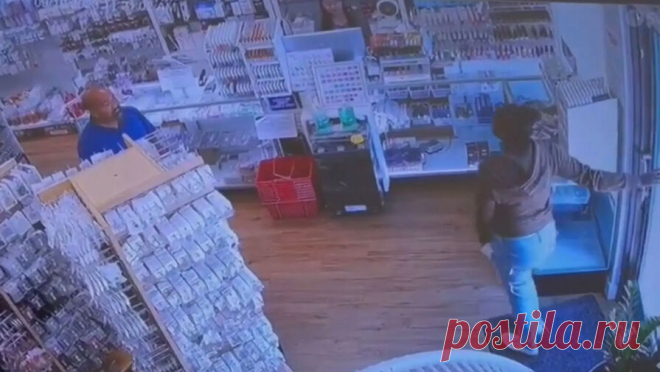 Воровка вернулась в ограбленный магазин, чтобы забрать забытый телефон. В США воровка вернулась в ограбленный магазин, чтобы забрать свой забытый телефон, пишет New York Post. Как пишут СМИ, две женщины ограбили маникюрный магазин, нанеся ущерб в размере $600. Через несколько минут напарницы вернулись обратно ...