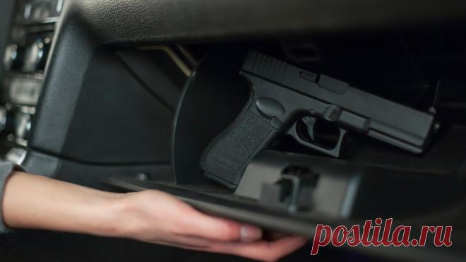 Можно ли в автомобиле перевозить и использовать для самообороны пневматический пистолет О возможной самообороне водителей на дорогах и предметах этой самой самообороны, которых разрешено перевозить в личных автомобилях, говориться много. Однако нужно учитывать тот факт, что законы нашей страны довольно суровы. Так что аспекты, касаемые предметов самообороны, имеют очень четкий регламент. Чтобы обезопасить себя от дорожных хулиганов, а так же от ответственности перед законо...