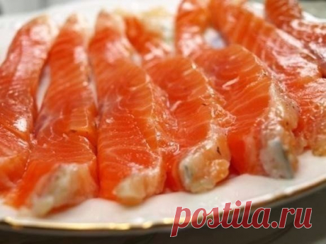 ТОП-9 МАРИНАДОВ ДЛЯ ВКУСНОЙ РЫБКИ

1. Скумбрия за три минуты

Ингредиенты:

Скумбрия (средняя) — 1 шт
Луковая шелуха (сколько есть, на глаз)
Соль (ложки без верха) — 5 ст.л.
Вода — 1 л

Приготовление:

Луковую шелуху замочить ненадолго в воде. Потом поставить на огонь и добавить соль. На литр воды нужно 5 столовых ложек соли (если воды надо больше, то и соли соответственно). Соленую луковую воду вскипятить, положить скумбрию и варить ровно 3 минуты! Потом рыбку откинуть на...