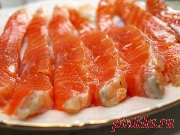 ТОП-9 МАРИНАДОВ ДЛЯ ВКУСНОЙ РЫБКИ

1. Скумбрия за три минуты

Ингредиенты:

Скумбрия (средняя) — 1 шт
Луковая шелуха (сколько есть, на глаз)
Соль (ложки без верха) — 5 ст.л.
Вода — 1 л

Приготовление:

Луковую шелуху замочить ненадолго в воде. Потом поставить на огонь и добавить соль. На литр воды нужно 5 столовых ложек соли (если воды надо больше, то и соли соответственно). Соленую луковую воду вскипятить, положить скумбрию и варить ровно 3 минуты! Потом рыбку откинуть на...