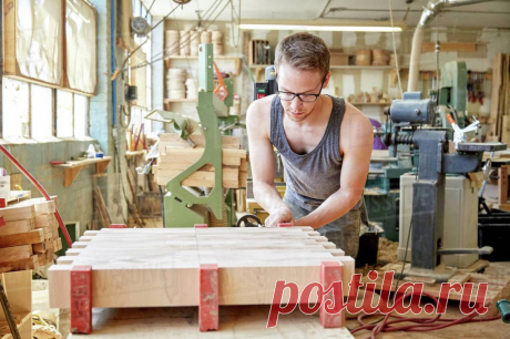 Бизнес-план столярной мастерской: порядок расчетов, определение затрат и прибыли Стильная и добротная мебель, которая выполнена из натурального дерева, востребована во все времена. Теперь, когда качественные предметы мебели найти в продаже намного сложнее, вполне целесообразно организовать свою мастерскую. Тщательно продуманный и правильно составленный бизнес-план столярной мастерской поможет организовать дело и обеспечит стабильный доход. Оценка дела Прежде чем приступать...