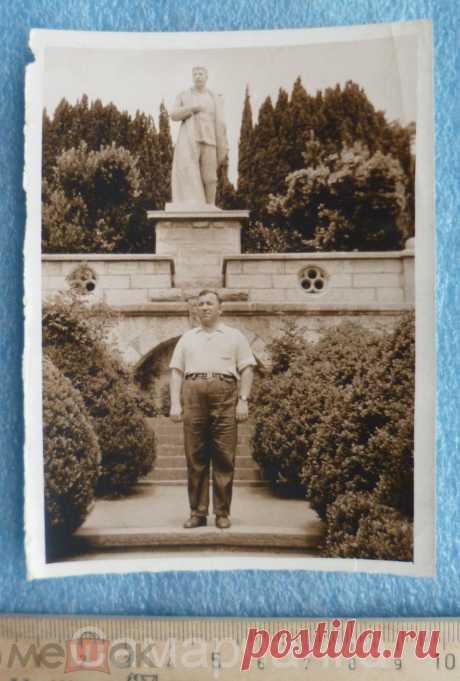№4426а. 1961 год. САНАТОРИЙ *Днепр*. ПАМЯТНИК Сталину. ФОТОПОРТРЕТ. СОВЕТСКИЙ ОТДЫХ. ФОТО: 12х9см (торги завершены #178262665)
