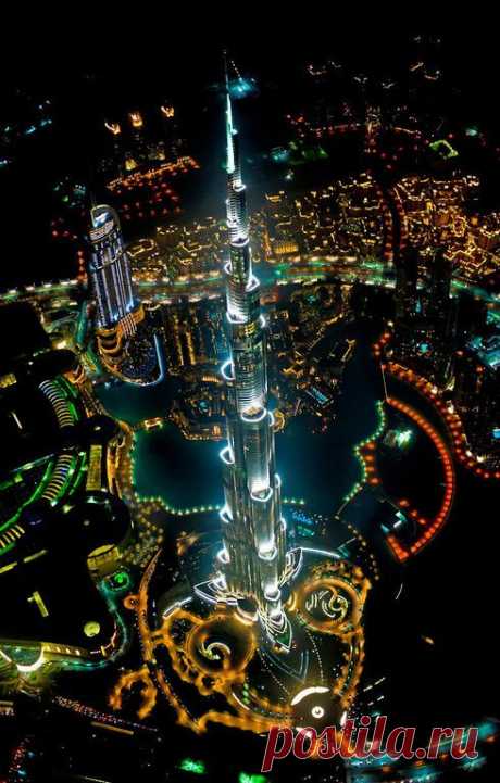 Burj Khalifa la nuit vu d’un hélicoptère