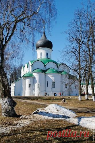 В центральной части города сохранились и другие архитектурные памятники. Здесь расположены Христорождественский собор (1696), церковь Боголюбской иконы Божией Матери (1800), в домах конца XIX — начала XX веков работают Литературно-художественный музей Марины и Анастасии Цветаевых, художественный музей (в особняке купца А. М. Первушина). В 1964 году создан «Музей рукотворного камня» ВНИИСИМСа. К югу от Советской улицы, вдоль Серой — бывшая Стрелецкая слобода со старыми корпусами фабрики купца Зуб