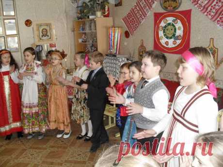 Каждый год мы отмечаем этот светлый праздник в студии, поем песни, водим весенние хороводы, читаем стихи, слушаем колокольые звоны и играем в  пасхальные игры