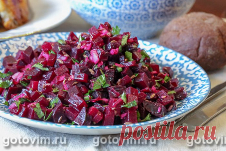 Марокканский свекольный салат. Рецепт с фото Салат из свеклы понравится всем любителям простых, оригинальных рецептов, когда обычные продукты по-новому открывают свой вкус. Обычно для овощных салатов достаточно приготовить необычную заправку. Здесь главную роль играет специя - тмин. Перед добавлением его к запеченной свекле, семена прогревают на сухой сковороде, чтобы тмин стал ароматнее.  Свеклу для салата можно просто сварить, но запеченная получается вкуснее.