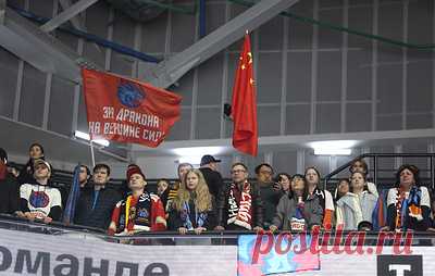 Фетисов связывает ситуацию с надписями на атрибутике с пиаром "Шанхая". Ранее болельщика клуба в официальной атрибутике не пустили на матч со СКА из-за надписей на китайском языке